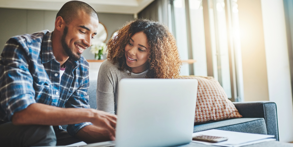 male-and-female-studying-online_optimised